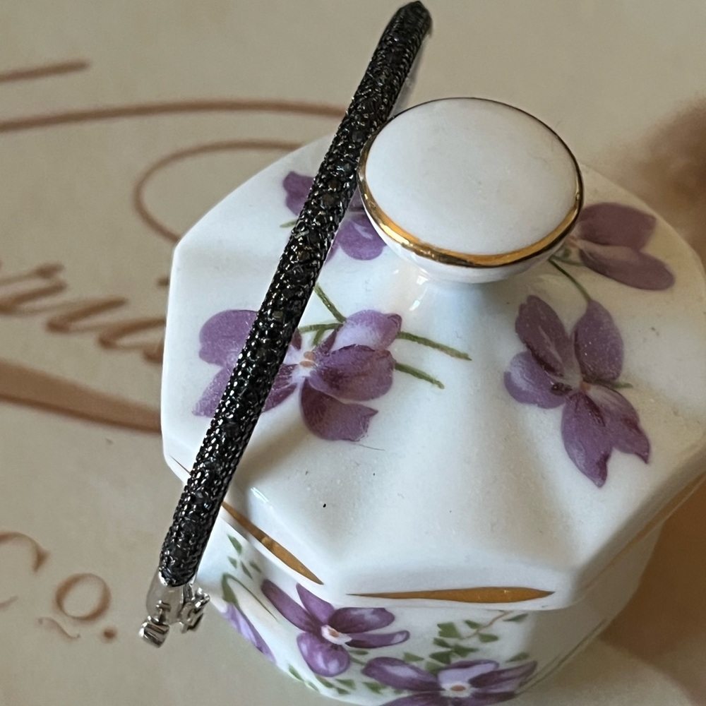 Elegant Black and Silver Bangle Bracelet
Victorian Townsend, Sterling Silver. - Picture 4 of 6